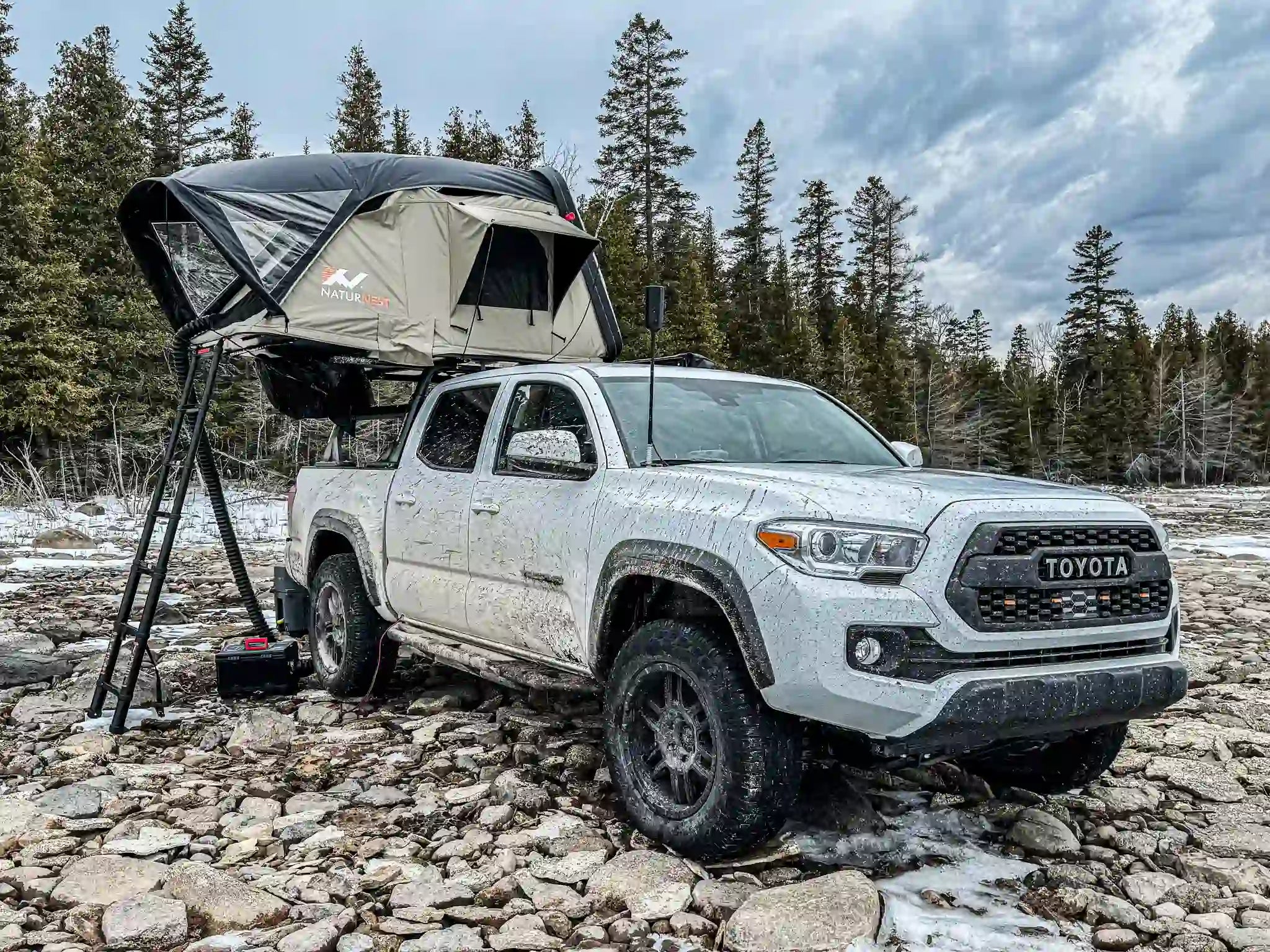 How to build your "moving castle": Installation guide for rooftop tent beginners