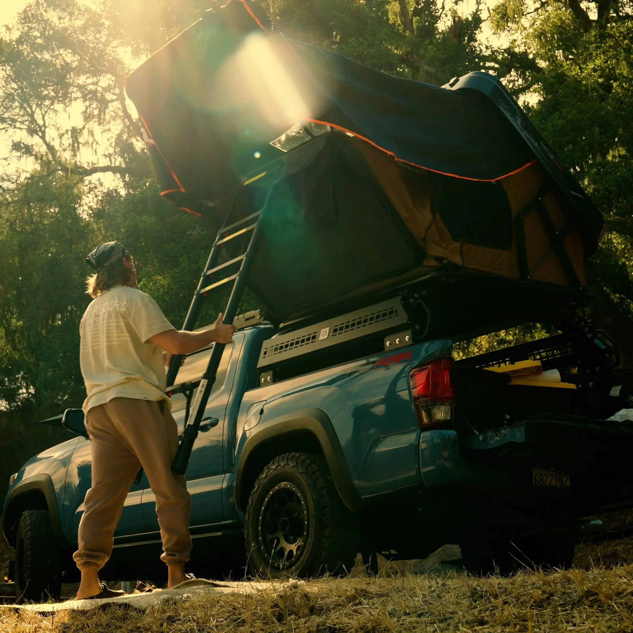 Quick Set up and Close Rooftop Tent | Naturnest